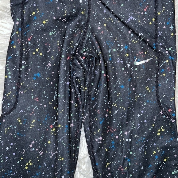 Stylish Nike Leggings - Picture 3 of 5